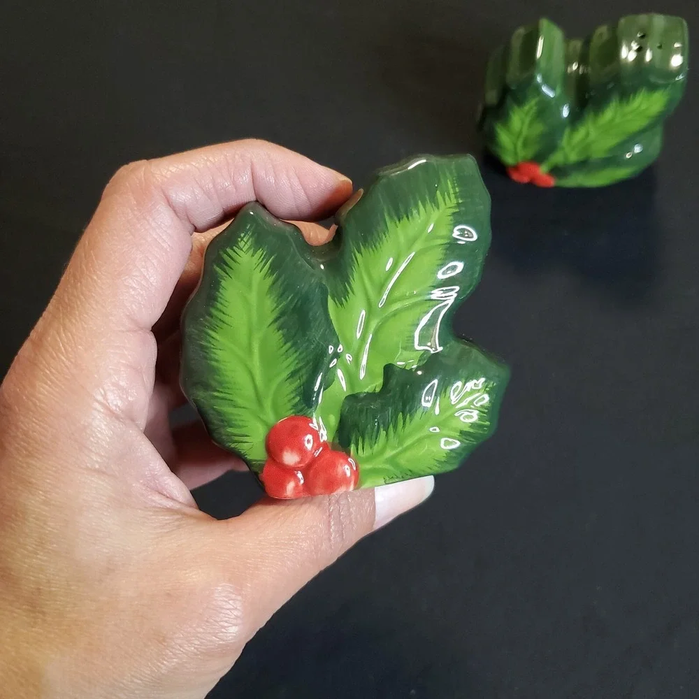 Christmas Holiday Holly Leaf Green Ceramic Salt and Pepper Shakers 3
